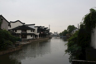 江南水乡河道旁的民居