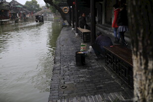 江南水乡临河古朴街道