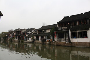 江南水乡沿河古朴民居