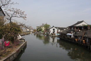 江南水乡河道旁古朴民居