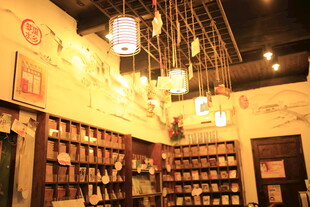 温馨复古风书店内景