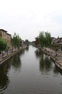 河畔城镇风光