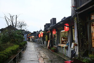 烟雨江南古巷 红灯摇曳