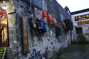 古旧墙面挂红灯笼景象