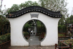 中式园林月洞门景观