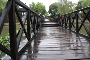 雨后木质小桥景观