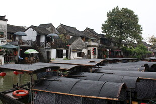 江南水乡乌篷船停靠景象