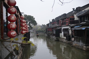 江南水乡挂红灯笼的河道