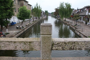 水乡河道旁的静谧街景