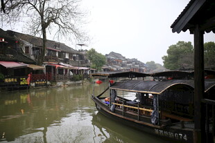江南水乡古镇游船景象