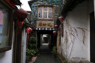 古巷中式建筑挂红灯笼