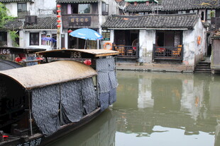 江南水乡乌篷船景色