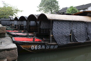 江南水乡乌篷船停靠岸边