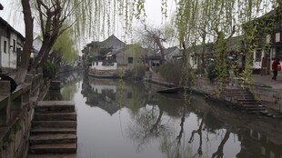 江南水乡静谧河道风光