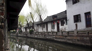 江南水乡 白墙黑瓦临水居