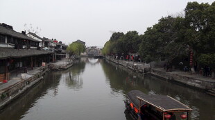 江南水乡河道上的船只