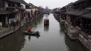 江南水乡河道中的小船