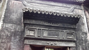 中式传统门楼建筑特写