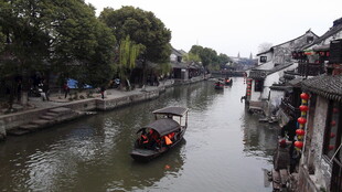江南水乡河道中的乌篷船