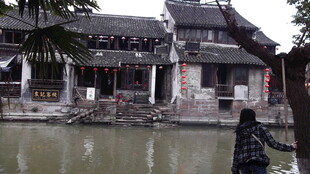 江南水乡古建筑临水而立