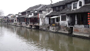 江南水乡古宅临水而立