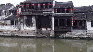 江南水乡古建筑临水而立