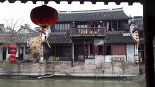 江南水乡古建筑红灯笼