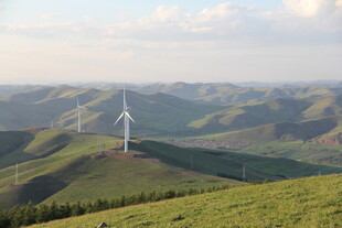 草原上的风力发电机景观