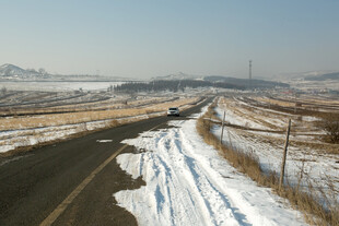 冬日旷野中的蜿蜒公路