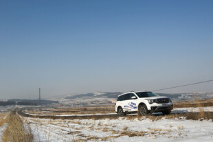 雪地中行驶的白色SUV