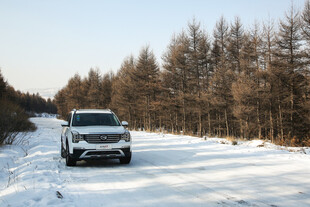 雪地中行驶的越野汽车