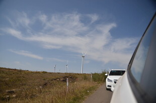公路上行驶的白色汽车