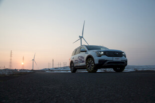 夕阳下公路上的越野汽车