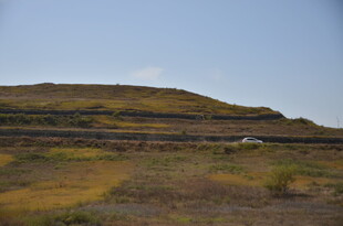 田野风光 远处山丘与车辆