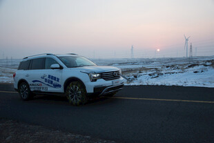 雪地公路上的越野汽车