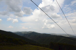 山间电线与蓝天白云美景
