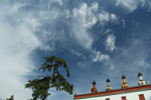 蓝天白云下的特色建筑