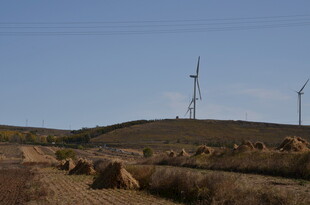草原上的风力发电机