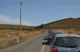 公路上的汽车长龙