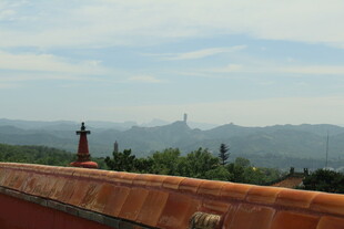 屋顶远眺连绵山峦景色