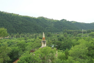山林中的尖顶建筑景观