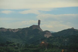 山间独特高耸建筑景观
