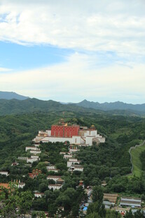山间红顶建筑景观