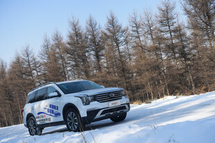 雪地中行驶的白色SUV