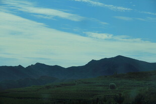 蓝天映衬下的连绵山脉