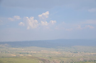 广袤草原上的蓝天白云