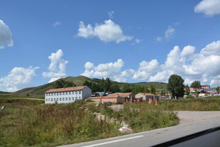 乡村公路旁的美丽村落