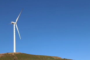 山顶上的白色风力发电机