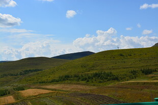 青山绿野间的开阔风光