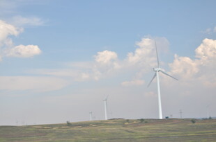 草原上的风力发电机